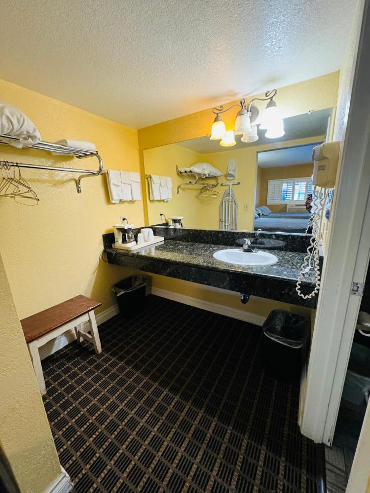 Economy Quadruple Room interior